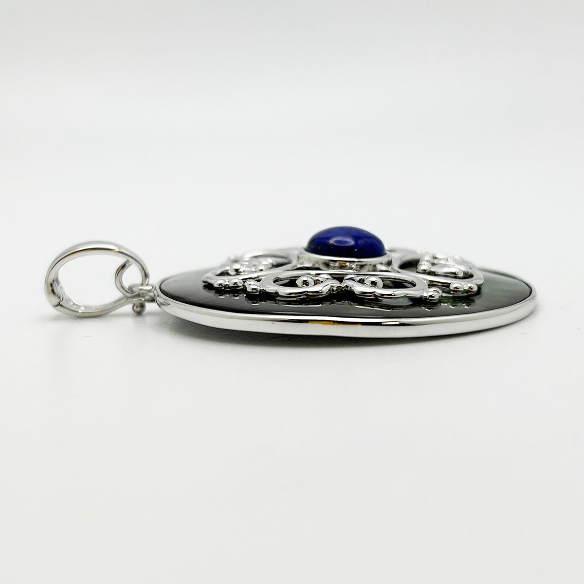 Pendentif en nacre noire et lapis-lazuli