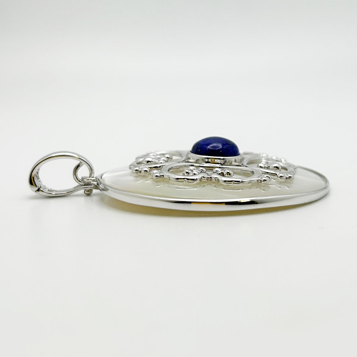 Pendentif en nacre blanche et lapis-lazuli