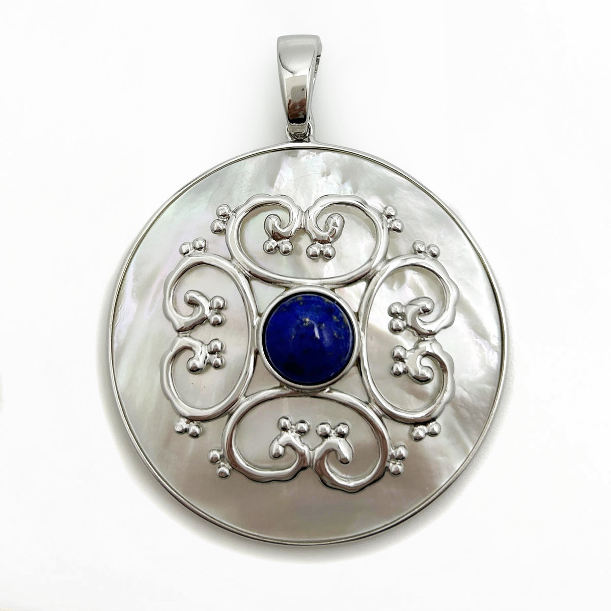 Pendentif en nacre blanche et lapis-lazuli