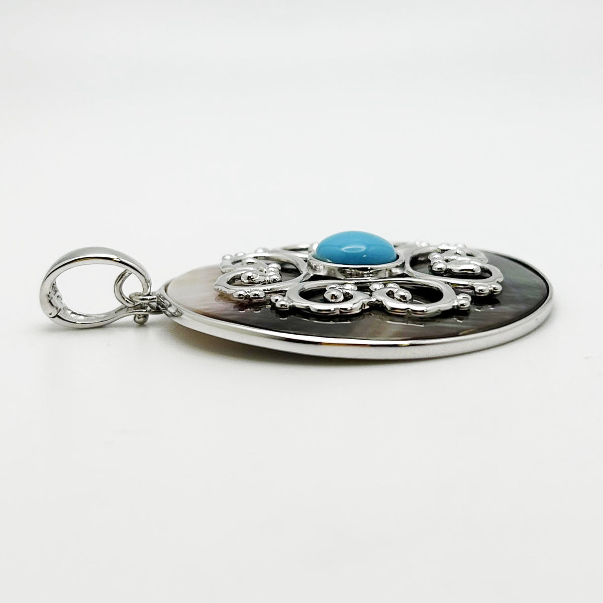 Pendentif en nacre noire et turquoise