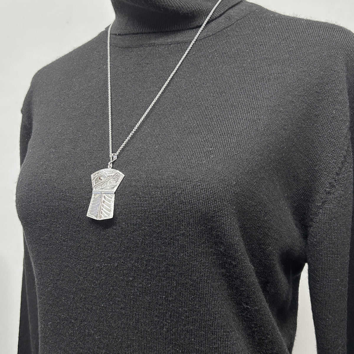 Pendentif bouclier en cuivre avec rubis