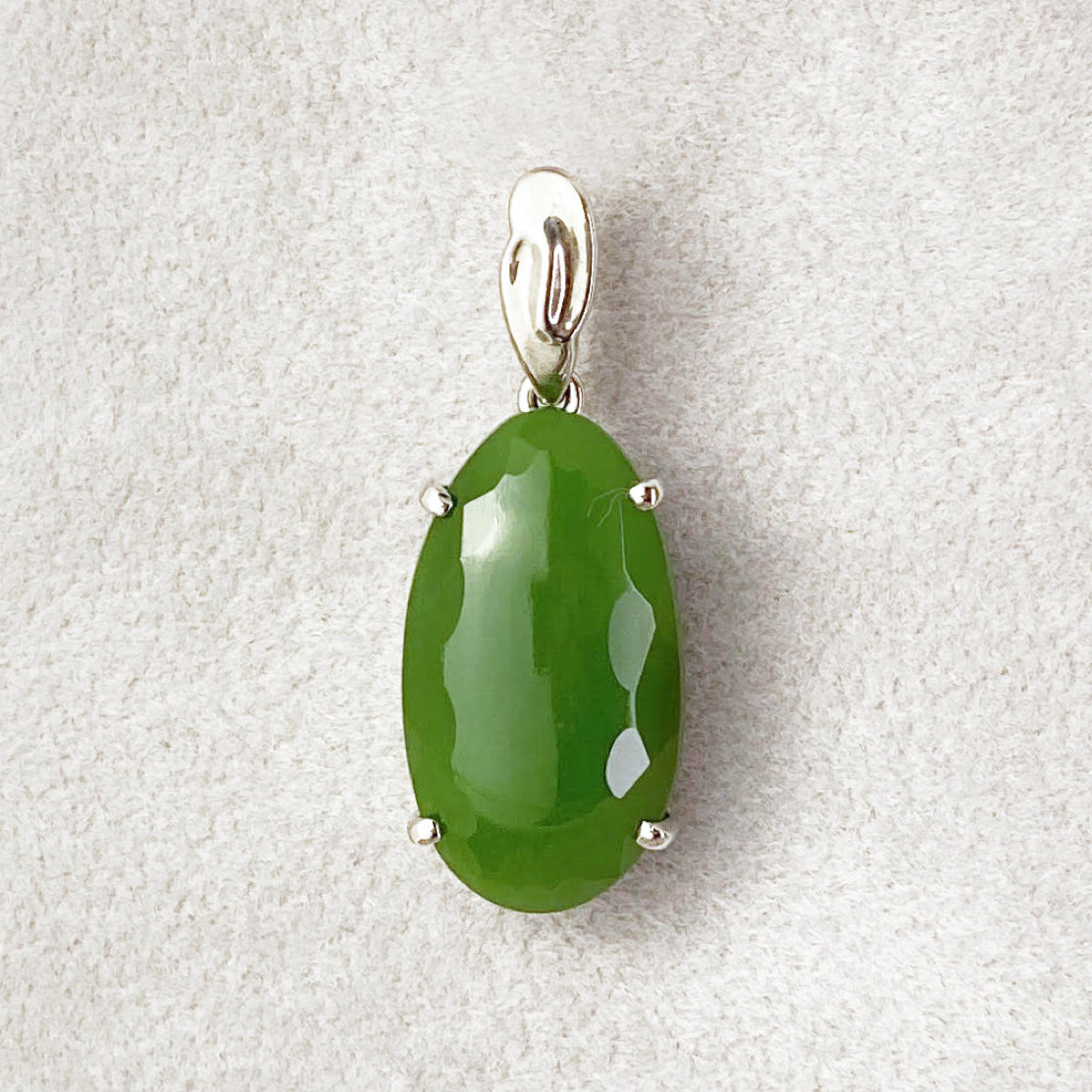 Pendentif en jade de la Colombie-Britannique
