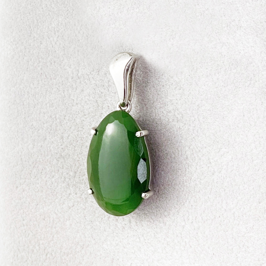 Pendentif en jade de la Colombie-Britannique