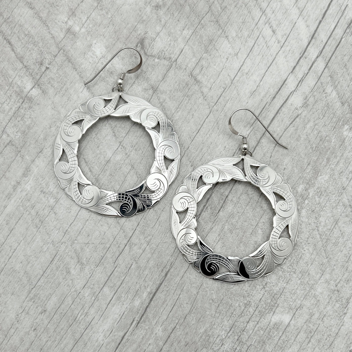 Boucles d'oreilles créoles à motifs floraux