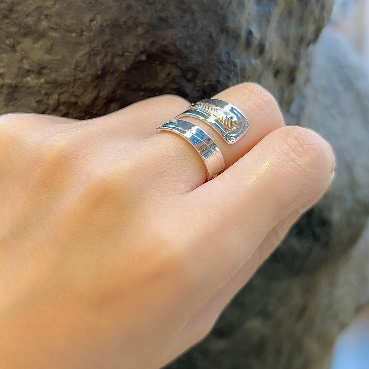 Bague enroulée en plumes d'aigle