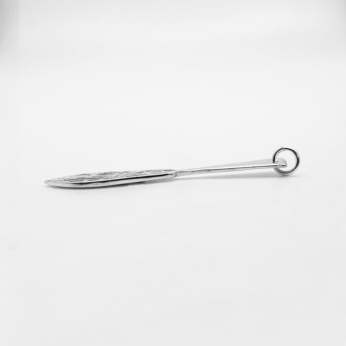 Pendentif en forme de pagaie de corbeau