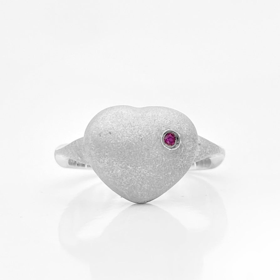Bague Rubis - Finition sablée en forme de cœur