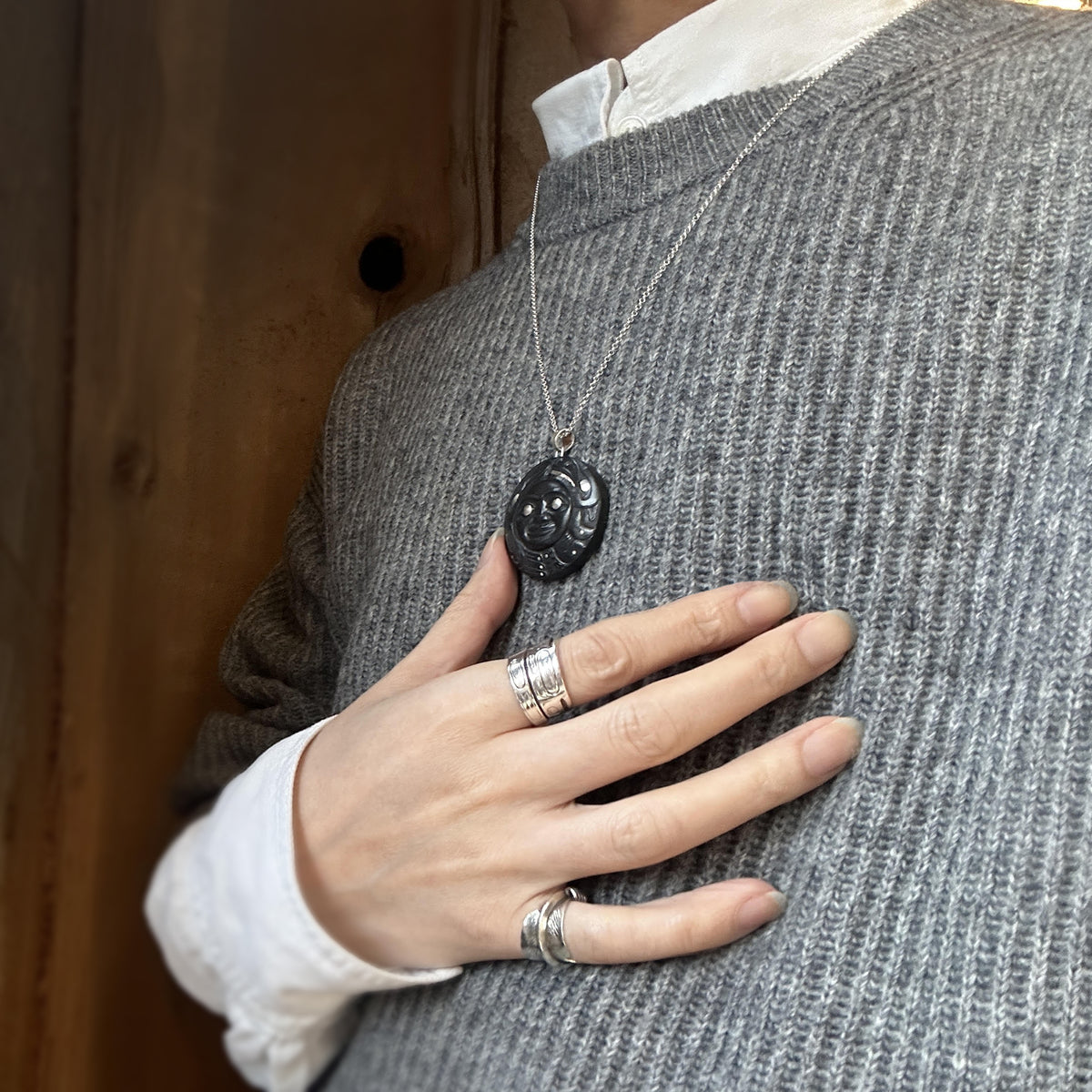 Pendentif Lune avec Corbeau et Loup